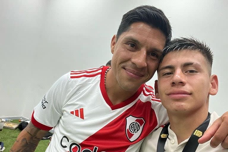 Enzo Pérez y Claudio Echeverri posan para la foto, luego del triunfo ante Rosario Central. El capitán se fue de River, el juvenil seguiría el mismo camino en unos meses