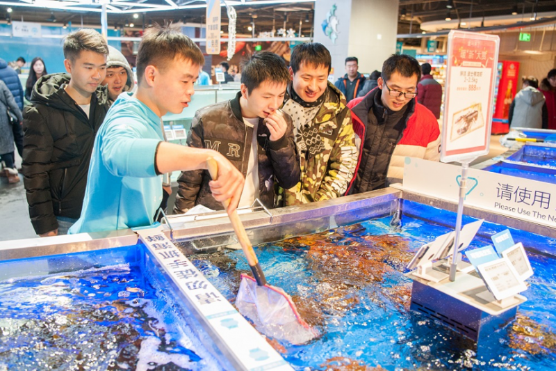 北京盒馬鮮生，消費者正選購新鮮海鮮產品。（作者提供）