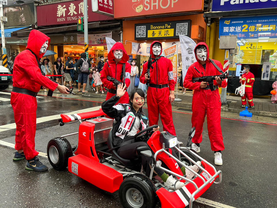 卡丁車賽車體驗，深受民眾喜愛。（新北市經發局提供）