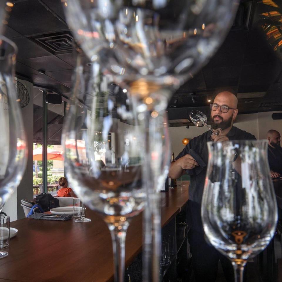 Pedro Mederos, de 31 años, a la derecha, limpia una copa de vino en el nuevo Kojin 2.0 en Coral Gables.