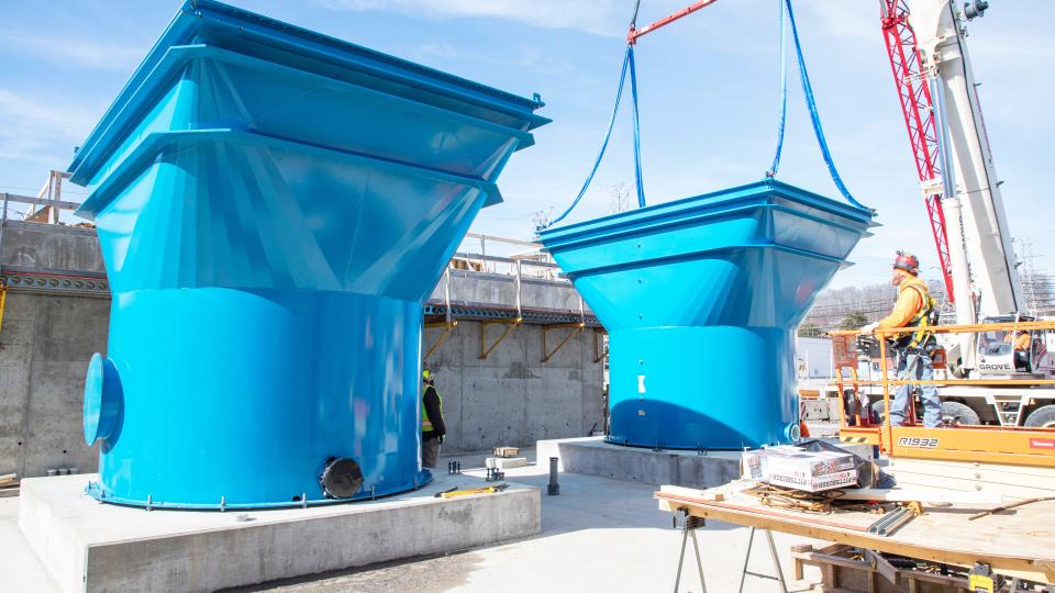 Oak Ridge teams safely hoisted four parts that comprised two massive incline plate clarifiers at the Mercury Treatment Facility treatment plant. It marks the project’s first mechanical installation. The clarifiers remove particles during the treatment process and make the water clearer.