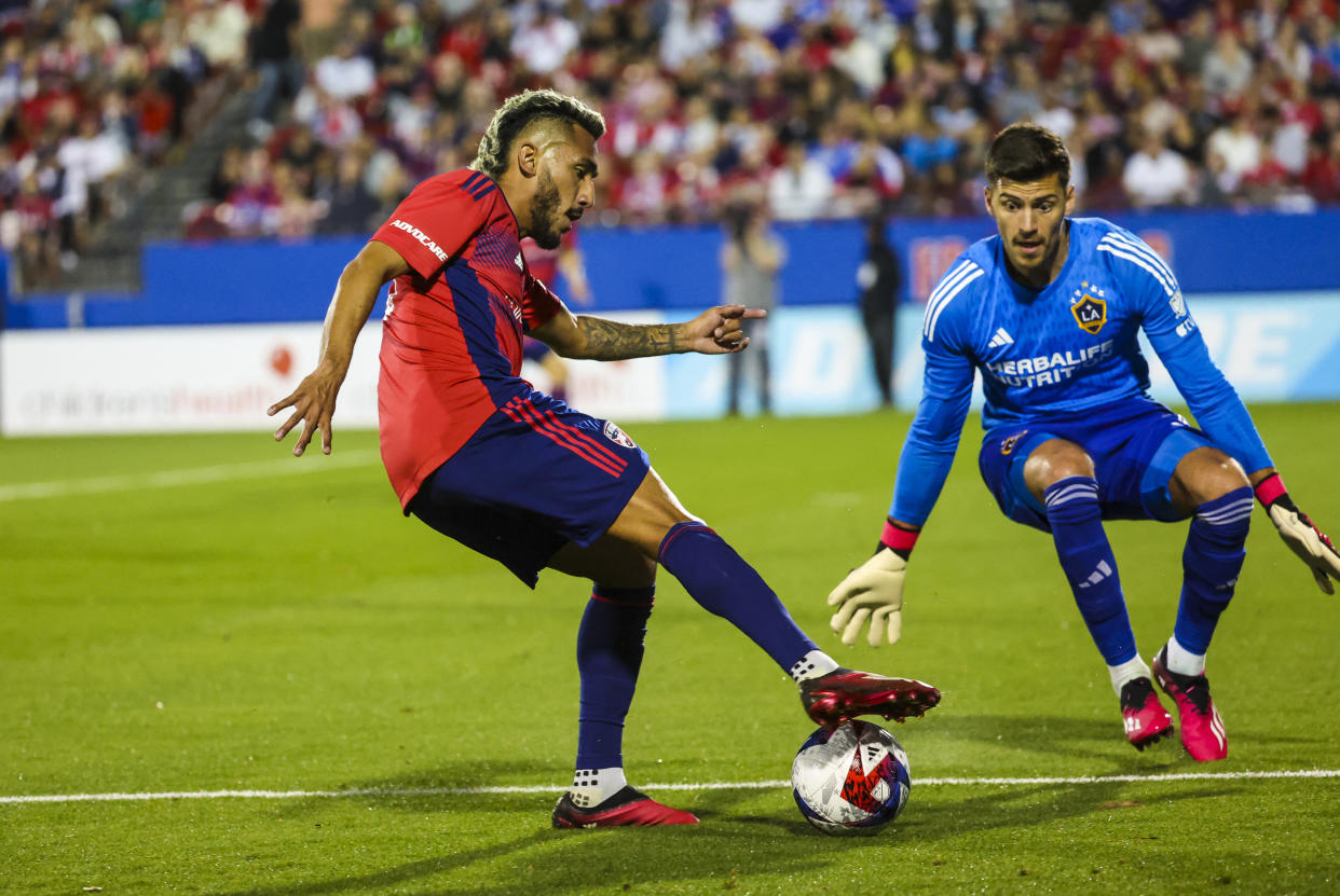 Jesús Ferreira enfrenta Jonathan Bond, portero del LA Galaxy en la segunda jornada de la MLS. (Kevin Jairaj-USA TODAY Sports)