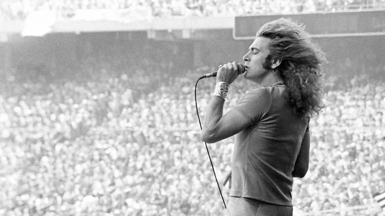  Robert Plant live in 1977 