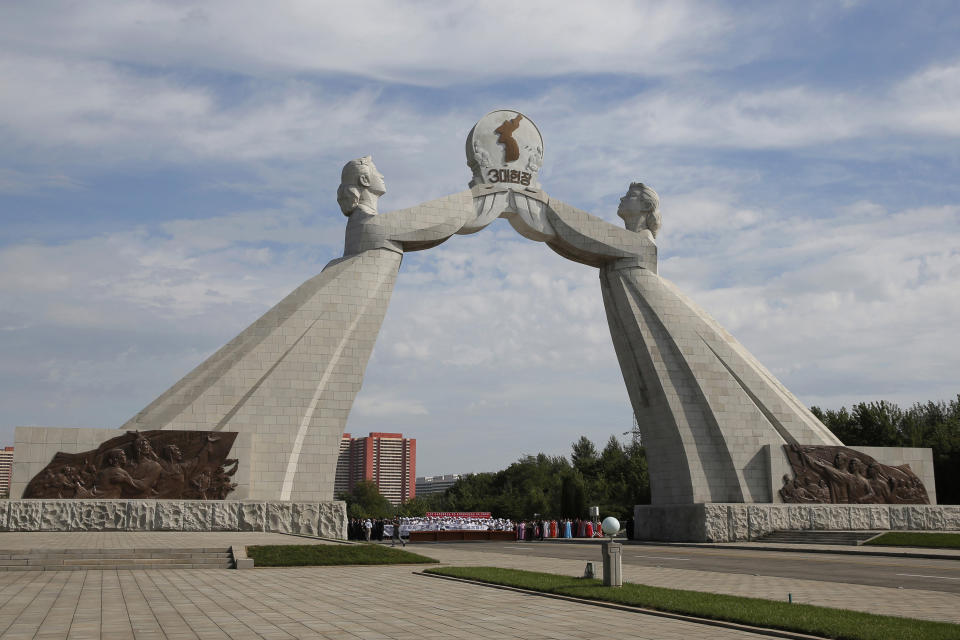 Esta imagen de archivo muestra el llamado Arco de la Reunificación, que simboliza la esperanza por una eventual reunificación de las dos Coreas, en Pyongyang, Corea del Norte, el 11 de septiembre de 2018. (AP Foto/Kin Cheung, archivo)