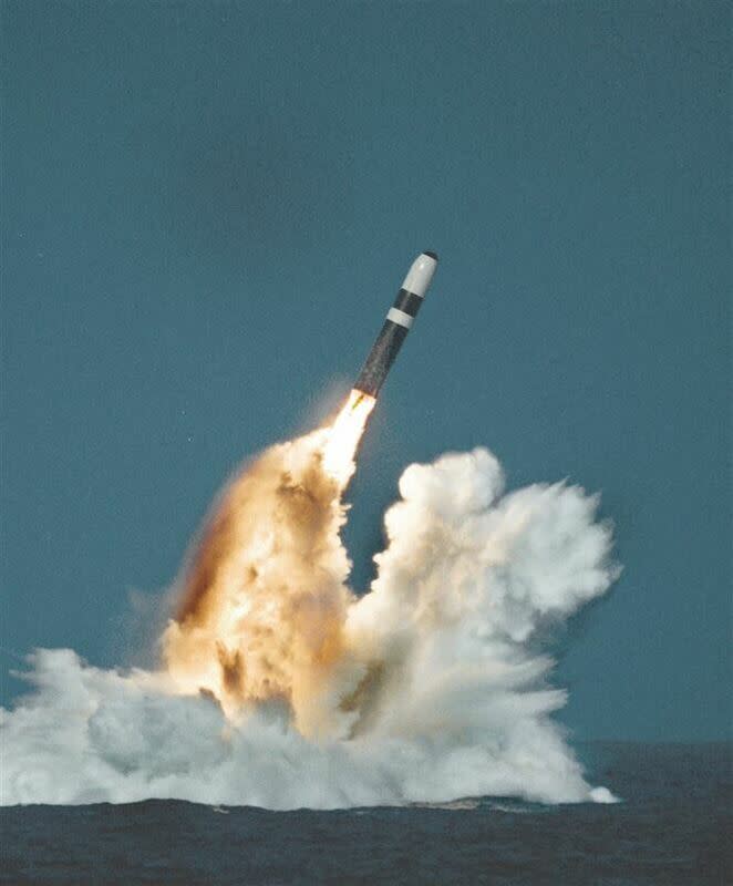 英媒報導，英國潛艦試射三叉戟彈道飛彈發生「異常」，傳飛彈落下差點砸到發射艦。圖為美國海軍試射三叉戟彈道飛彈。   圖：翻攝US NAVY
