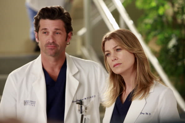 <p>Derek Sheperd, alias Docteur Mamour, meurt à la fin de la saison 11. Les fans sont dévastés et les critiques pensent que la série ne pourra pas survivre sans le chouchou du public.</p><p>Pourtant, <i>Grey’s Anatomy</i> trouve un second souffle et réussit à garder ses fidèles. La série ne semble pas prête de s’arrêter.</p><p><b>Copyright : Shondaland</b></p>