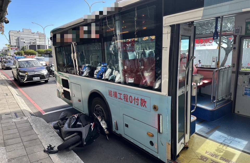 新北市三重一輛公車與機車發生擦撞。（圖／翻攝畫面）