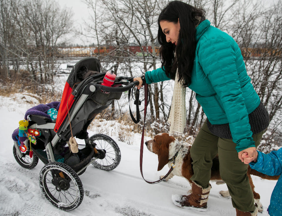 Nina Kouprianova walks with her children in Whitefish, Montana. (Photo: Ilana Panich-Linsman for HuffPost)