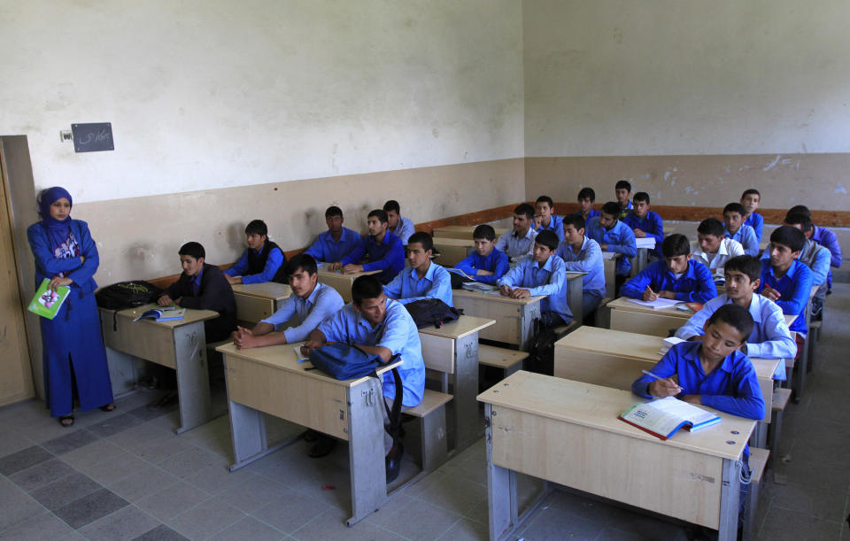 Afghan students listen to their teacher during a class at Habibia High School in Kabul June 5, 2012. Arson and poison attacks on schools across Afghanistan, mostly against those teaching girls, have forced students to defend themselves, an extra-curricular activity imposed by the government which blames the Taliban for the violence. Picture taken June 5, 2012. To match Feature AFGHANISTAN-SCHOOLS/       REUTERS/Mohammad Ismail (AFGHANISTAN - Tags: EDUCATION CIVIL UNREST)