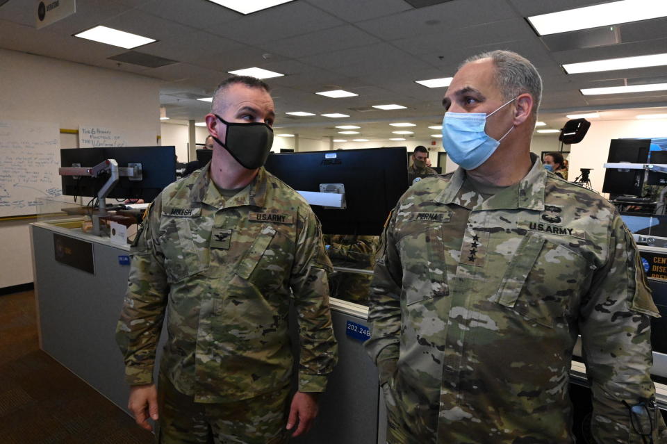 Operation Warp Speed information technology lead Colonel R.J. Mikesh speaks with General Gus Perna in the Vaccine Operations Center.<span class="copyright">Department of Defense</span>