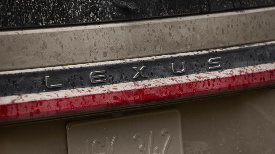 車尾平均排列的LEXUS字樣是新一代Lexus車款的家族風格。(圖片來源/ Lexus)