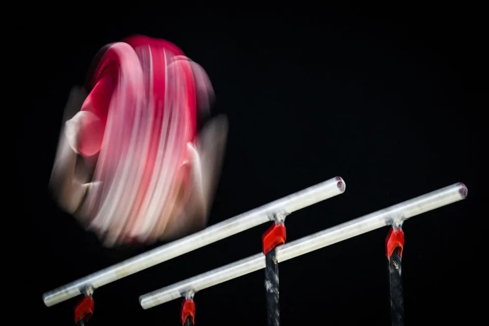 31 octobre 2022 : James Hall, de Grande-Bretagne, participe aux qualifications masculines aux barres parallèles aux Championnats du monde de gymnastique à Liverpool (AFP/Getty)