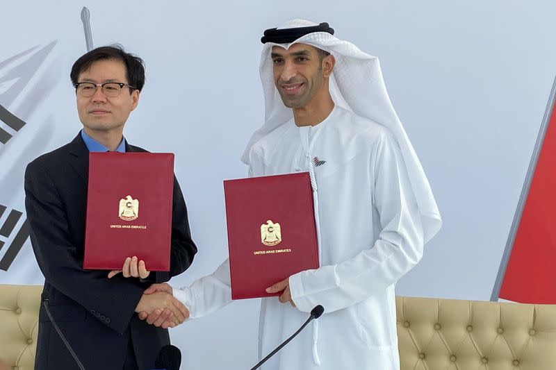 South Korean Trade Minister Yeo Han-koo and United Arab Emirates Minister of State for Foreign Trade Thani Al Zeyoudi shake hands in Dubai