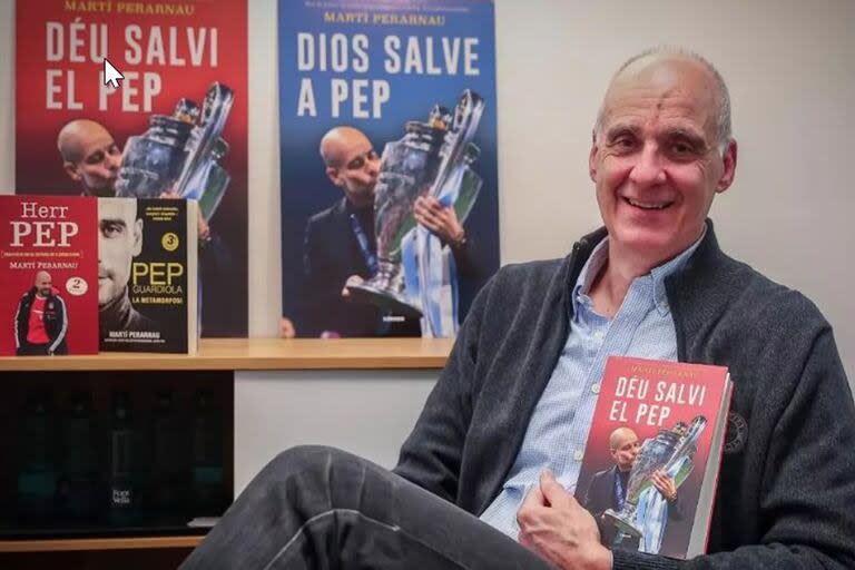 Martí Perarnau con sus tres libros sobre Guardiola, el último, en sus manos 