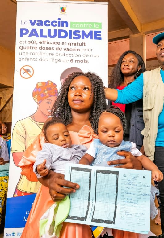 Noah Ngah (g), premier nourrisson à recevoir le vaccin contre le paludisme, et sa sœur jumelle, Judith Ndzie, dans un hôpital de Soa, le 22 janvier 2024 au Cameroun  (AFP - ETIENNE NSOM)