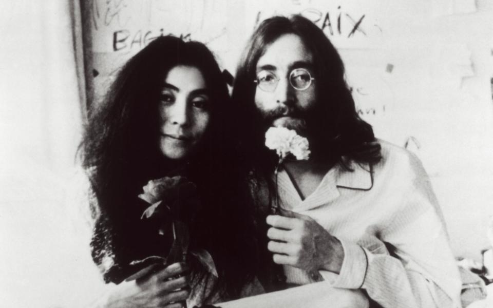 In Bed with Yoko: John Lennon mit Ehefrau Yoko Ono bei einem ihrer berühmten "Bed-Ins". (Bild: Ivor Sharp / Worldwide Press And Promo In Perpetuity)