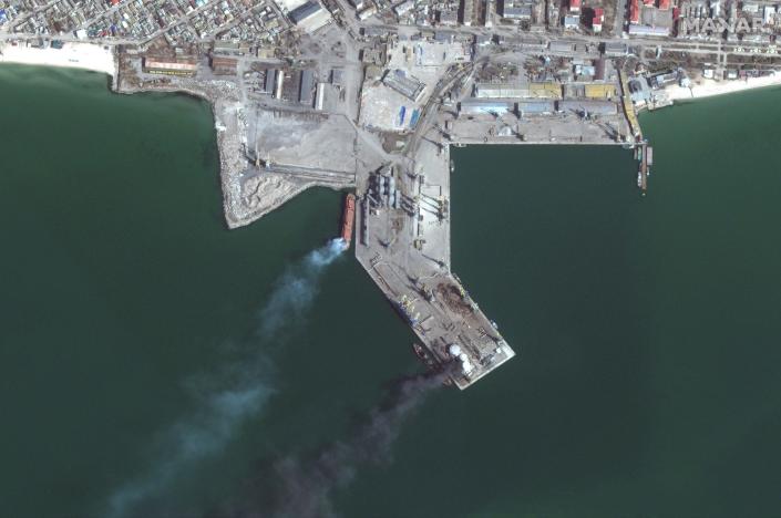 Las imágenes de satélite muestran un buque de guerra anfibio ruso en llamas en el puerto de Berdyansk (abajo) después de ser atacado por las fuerzas ucranianas en Match 24.