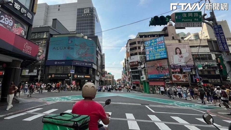 信義房屋傅靖傑表示，桃園車站商圈融合新舊文化特色，擁有串連雙北各個行政區的便利性，吸引首購、年輕人移入居住在桃園。