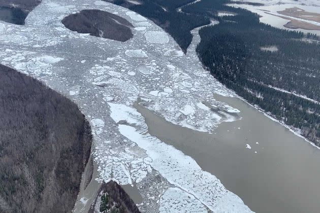 <p>Les inondations aux abords du village de Manley Hot Springs, en Alaska.</p>