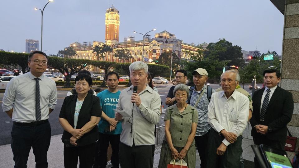 「全國NGOs環境會議」代表團體會後舉行記者會，說明準總統賴清德承諾溝通平台延續、層級升高。(劉品希 攝)