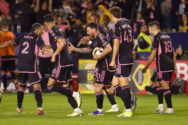 Inter Miami's Lionel Messi celebrates scoring his side's first goal with teammates during the American MLS soccer match between LA Galaxy and Inter Miami CF at Dignity Health Sports Park. Ringo Chiu/ZUMA Press Wire/dpa