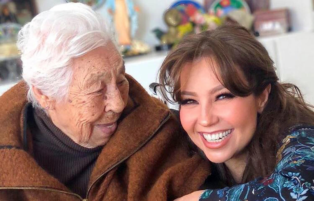 Thalia con abuelita Eva Mange / Cortesía