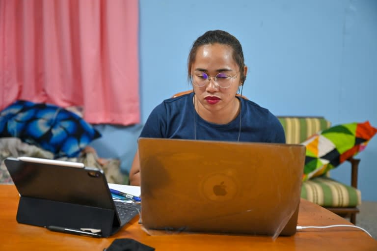 Hidilyn Diaz still managed to find time to raise money through online training sessions to distribute food packages to poor families back home who were suffering during coronavirus lockdowns