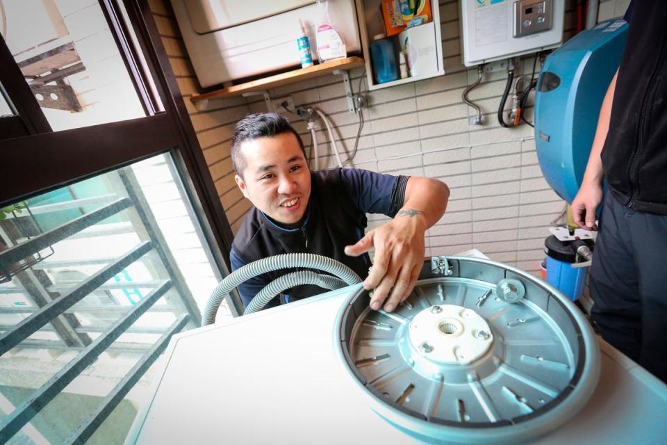 羅緯文高中畢業就開始當電器學徒，熟練的維修技術讓他在清潔洗衣機等電器上更得心應手。