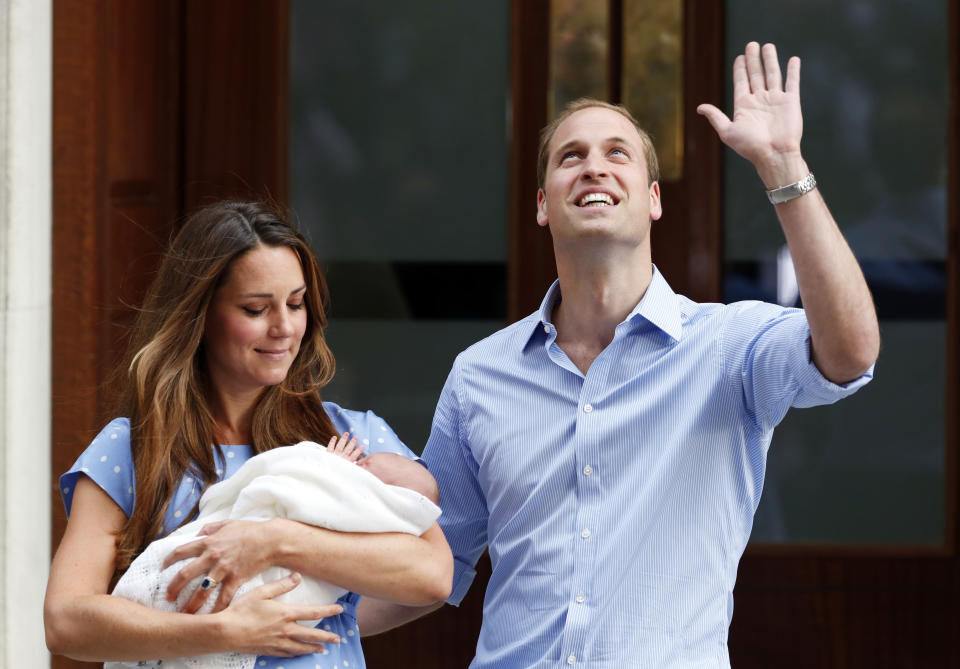 ARCHIVO - El príncipe Guillermo de Gran Bretaña y Kate, duquesa de Cambridge, posan con su hijo recién nacido el 23 de julio de 2013 afuera del ala Lindo del Hospital St. Mary's en Londres. (Foto AP/Lefteris Pitarakis, archivo)