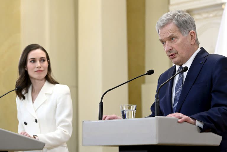 La primera ministra de Finlandia, Sanna Marin, y el presidente de Finlandia, Sauli Niinistö, dan una rueda de prensa para anunciar que Finlandia solicitará el ingreso en la OTAN en el Palacio Presidencial de Helsinki, Finlandia, el 15 de mayo de 2022.
