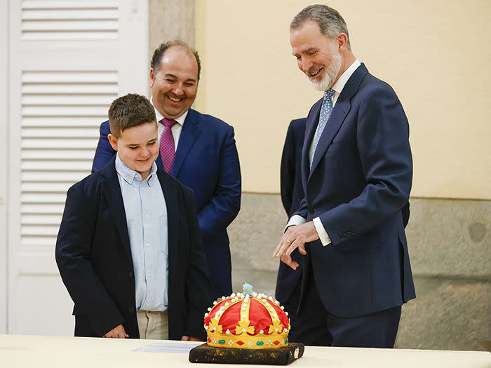 Felipe VI ríe con un niño 