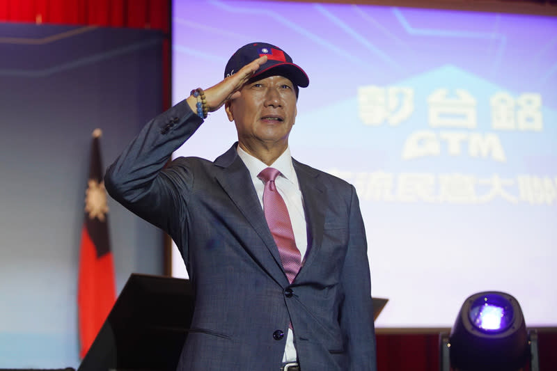 鴻海創辦人郭台銘28日在台北舉行「主流民意大聯盟」記者會，宣布將投入連署，爭取參選2024總統大選。圖為郭台銘行舉手禮致意。（中央社）
