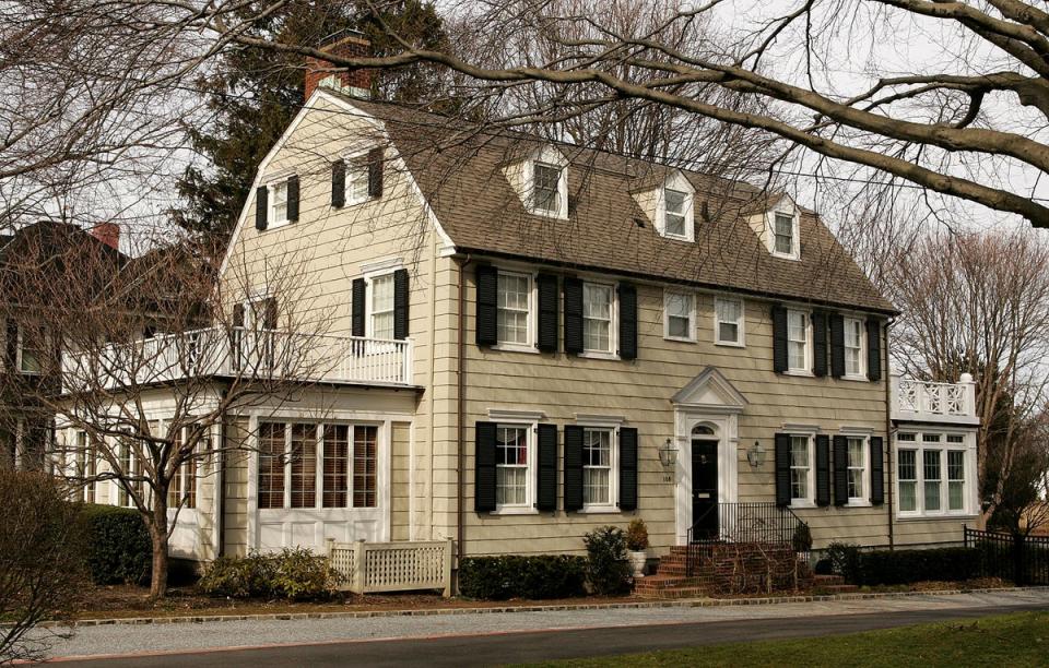 La casa de El Vigilante tiene muchas similitudes con otra casa colonial holandesa a 60 millas al este: la Casa del Horror de Amityville en Long Island, que también llamó la atención internacional por su historia perturbadora (Getty Images)