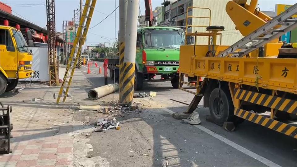 疲勞駕駛先撞招牌 又誤踩油門再撞電線桿