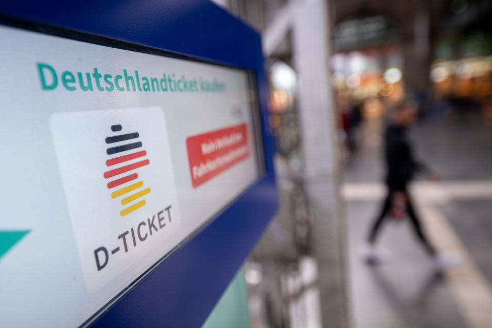 Inflation: Seit einem Jahr gibt es das Deutschlandticket. Das hat sie Preise im Nahverkehr gesenkt. Nun fällt dieser Effekt aus der Statistik. - Copyright: picture alliance/dpa | Sebastian Gollnow