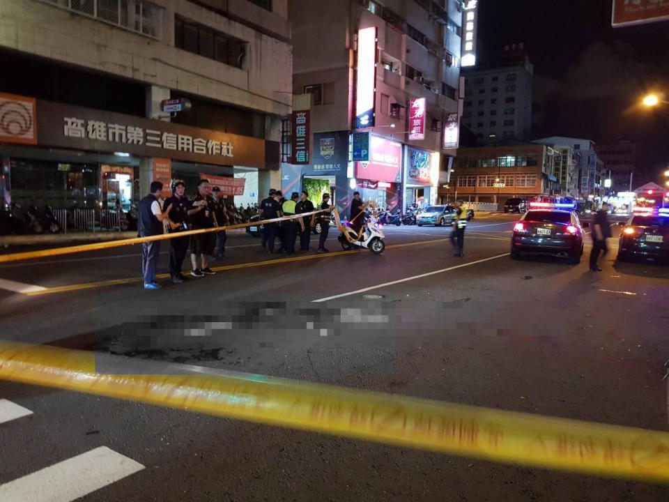 高雄市新興區今（20）凌晨驚傳凶殺案！一對男女朋友在街頭爆發口角，陳姓居民經過上前勸架，反遭男方斥責多事拿刀猛刺，陳男當場倒臥血泊，送醫急救命危。（圖片翻攝）