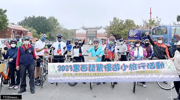 雲嘉南賞鳥自行車小旅行首發，親子以騎乘自行車方式深入濱海地區賞遊黑面琵鷺等鳥類英姿及濕地美景。<br /><br />（記者李嘉祥攝）