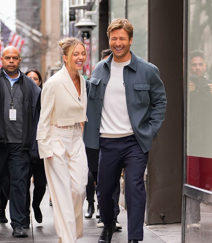 Sydney Sweeney y Glen Powell paseando por la calle 