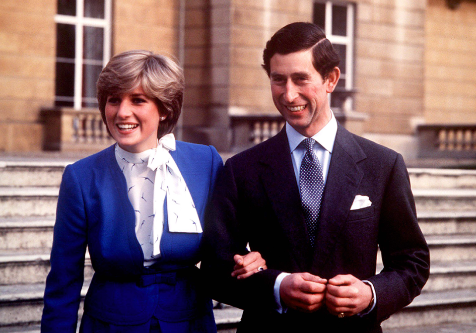 <p>Le prince Charles et Diana Spencer prennent la pose devant les photographes après l’annonce de leurs fiançailles.</p><br>