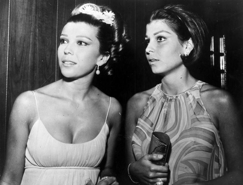 <p>Nancy (Bild, links) und Tina Sinatra 1966 bei der Hochzeit des Filmproduzenten Arthur Loew mit Regina Groves im Hollywood-Club The Daisy. Nancy Sinatra, geboren 1940, legte eine beachtliche Karriere als Popsängerin hin ("These Boots Are Made For Walkin"), während Tina Sinatra (Jahrgang 1948) auf eine Karriere als Filmproduzentin auswich. (Bild: Keystone/Getty Images)</p> 