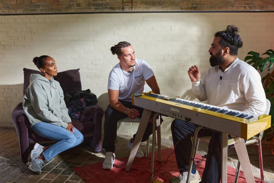 Hadnet Tesfai stellt Maurice (Mitte) den Singer-Songwriter Fayzen vor: Gemeinsam sollen sie ein Liebeslied für Maurices Freundin schreiben.  (Bild: ZDF / Svenja von Schultzendorf)