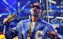 Sein Name ist fast schon ein Synonym für Gras: Snoop Dogg glaubt ebenfalls seit jeher an die Kraft der Hanfpflanze. Seit vielen Jahren besitzt er eine Bescheinigung, dass er Marihuana als Medizin gegen seine Migräne rauchen darf. 2015 gründete er mit "Leafs by Snoop" seine eigene Cannabis-Marke, die diverse Hanfprodukte vertreibt. (Bild: 2021 Triller/Jeff Kravitz/Getty Images)