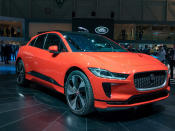 <p>Er ist der Star der Automesse: der Jaguar I-PACE, ein Elektro-SUV. Noch in diesem Jahr wird der Flitzer in den Handel kommen, wobei die Grundausstattung für 75.000 Euro erhältlich ist. Jaguars Elektro-SUV leistet bis zu 400 PS und hat eine Reichweite von 480 Kilometern. (Bild-Copyright: gims.swiss) </p>