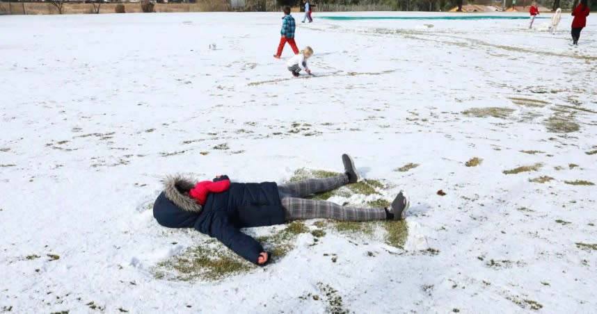 約翰尼斯堡與其他高海拔區域10日罕見降雪。（圖／翻攝自路透社網頁）