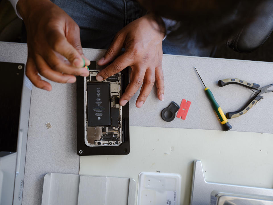 Shakeel Taiyab, un técnico independiente, remplaza la batería en un iPhone 12 usando equipo de reparación certificado de Apple, al sur de San Francisco, el 19 de mayo de 2022. (Ulysses Ortega/The New York Times)
