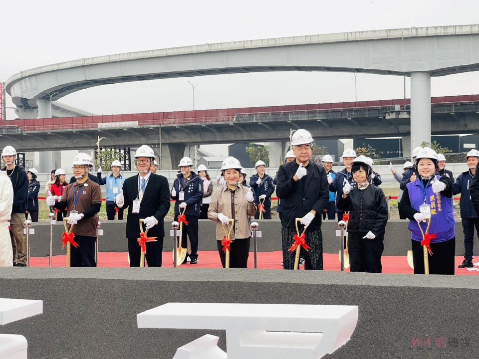 ▲台中巨蛋開工動土執鏟。(圖/記者顏淑娟攝)