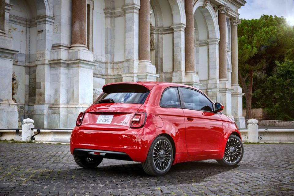 The tiny Fiat 500e EV is headed to the US in 2024