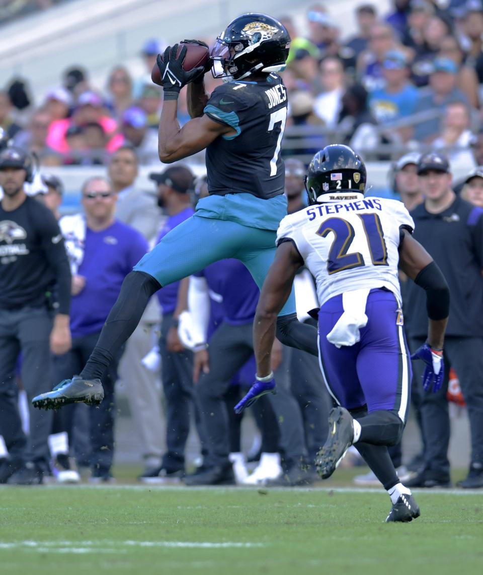 Jacksonville Jaguars wide receiver Zay Jones (7) pulls in a pass for a first down during second quarter action. The Jacksonville Jaguars hosted the Baltimore Ravens at TIAA Bank Field in Jacksonville, FL Sunday, November 27, 2022. [Bob Self/Florida Times-Union]