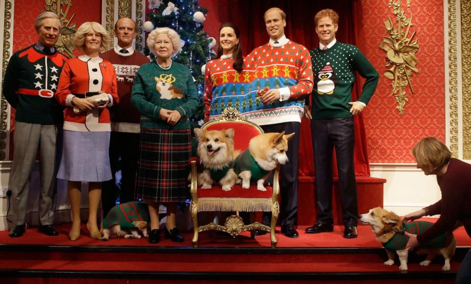 <p>Die Wachsmodelle der britischen Königsfamilie bei Madame Tussauds in London tragen Weihnachtspullover - vier Corgi-Hunde posieren daneben. (Bild: AP Photo/Alastair Grant) </p>