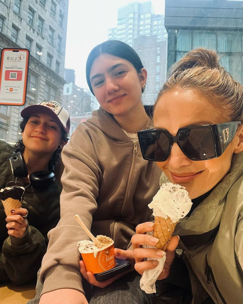 Jennifer Lopez and Emme Muniz Spring Break Selfie [Photo]